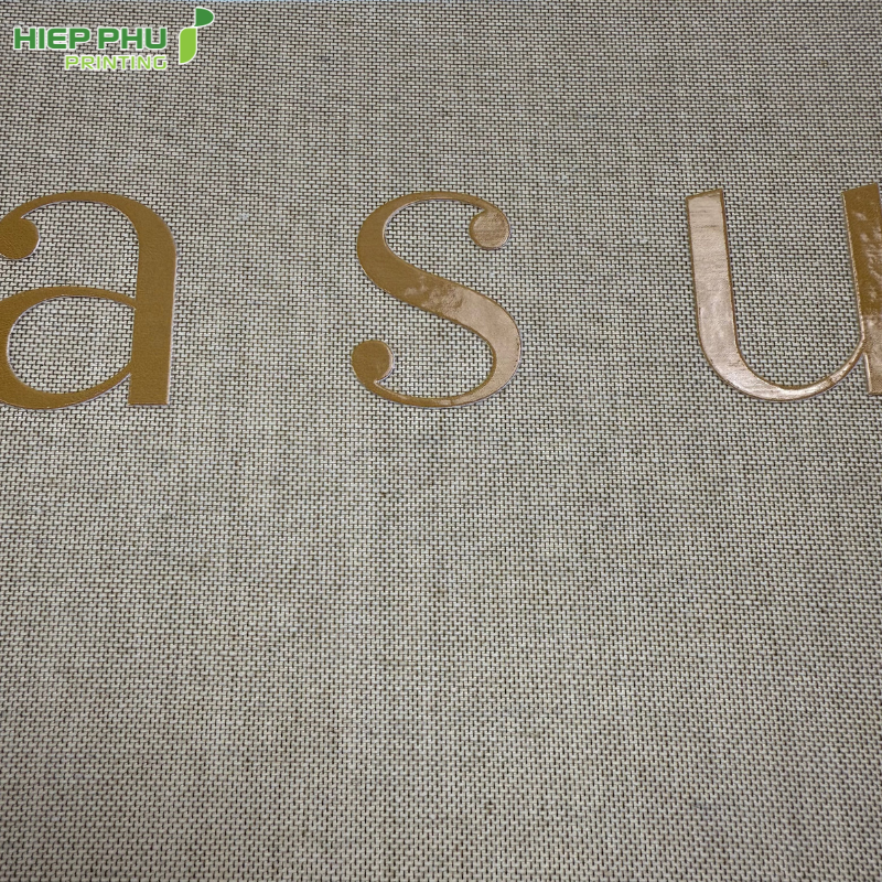 IN MENU GIẤY HAY VẢI? – KHI THỊ GIÁC BỊ ĐÁNH LỪA BỞI SỰ TINH TẾ